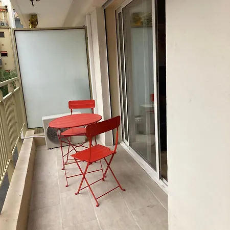 A 50 Metres De La Antibes