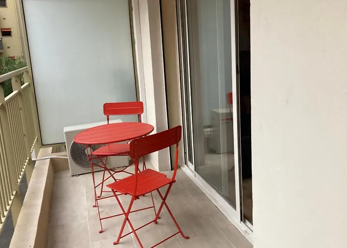 A 50 Metres De La アンティーブ